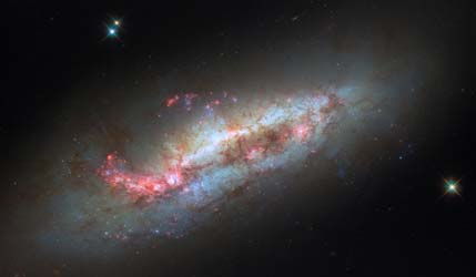 NGC 1511 — галактика после космического столкновения | Фото Hubble