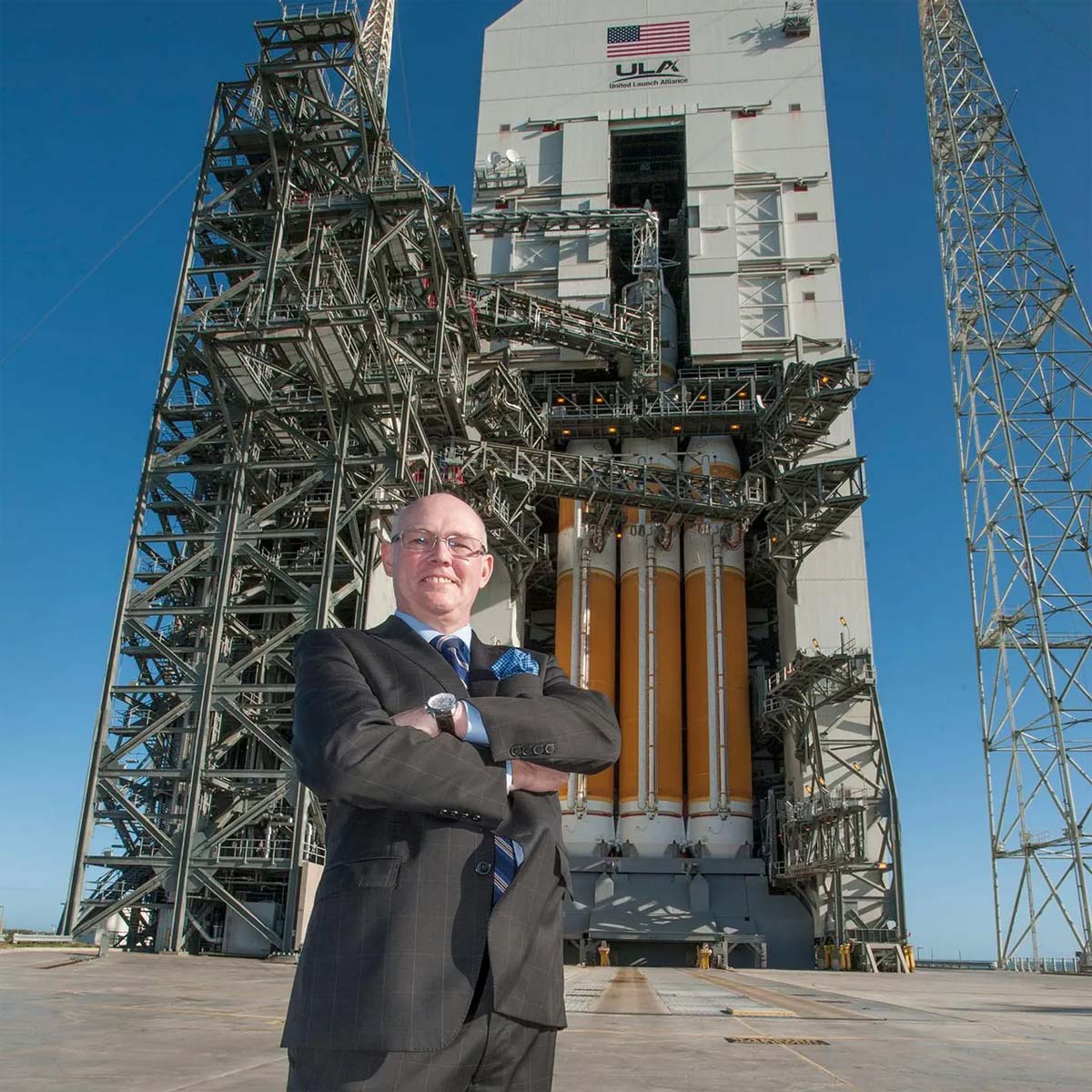 Тори Бруно на фоне ракеты Delta Heavy