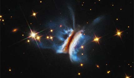 Hubble обнаружил самый большой и хаотичный протопланетный диск в галактике