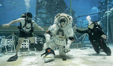 Как будут работать астронавты на Луне: что говорят о новых лунных скафандрах для Artemis