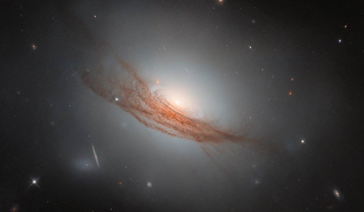 Hubble сфотографировал линзовидную галактику NGC 7722 с тёмными кольцами