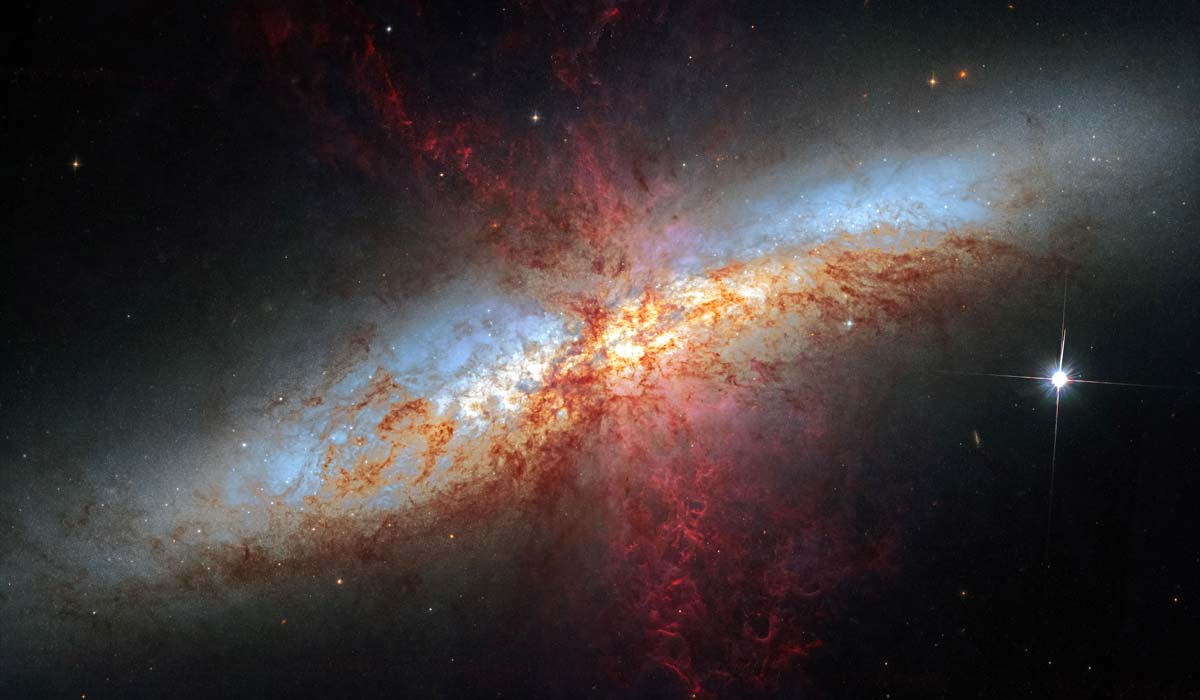 Галактика М82 (Знімок з телескопа Hubble)