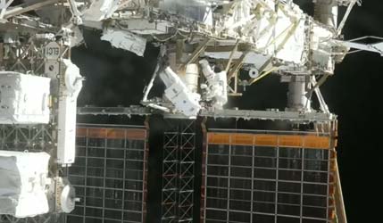 астронавты NASA Джессика Мейр и Крис Уильямс за пределами МКС вышли в открытый космос