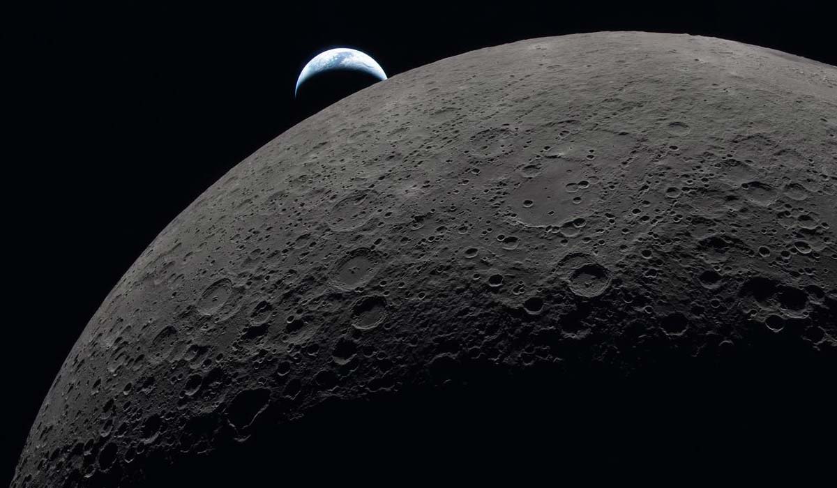 Фото Землі, що виринає з-за горизонту Місяця. Фото зроблено з борту корабля Orion у рамках місії NASA Artemis-2