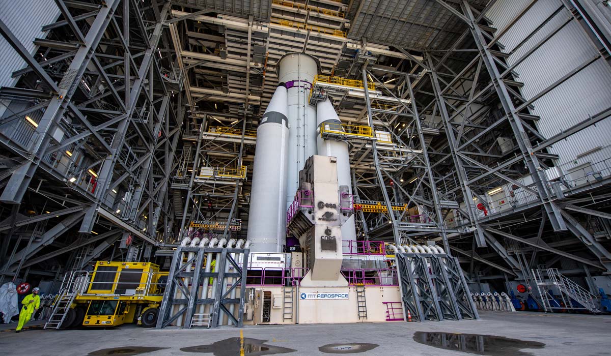 Вид на ракету «Ариан-6» для полёта VA269 с ускорителями на базе P160C на стартовой площадке