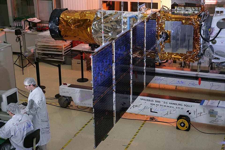 Телескоп CoRoT в интеграционном зале Thales Alenia Space, Канны.
