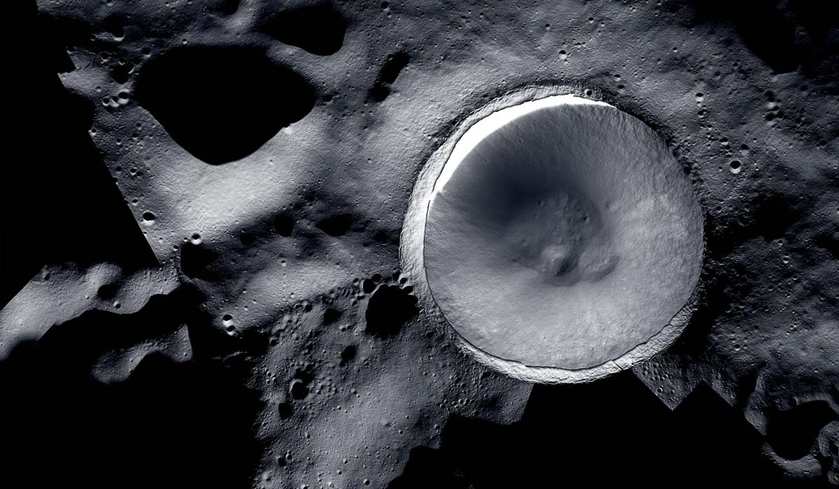 Мозаїчне зображення кратера Шеклтона, створене командами Lunar Reconnaissance Orbiter Camera та ShadowCam. Джерело: NASA/KARI/ASU