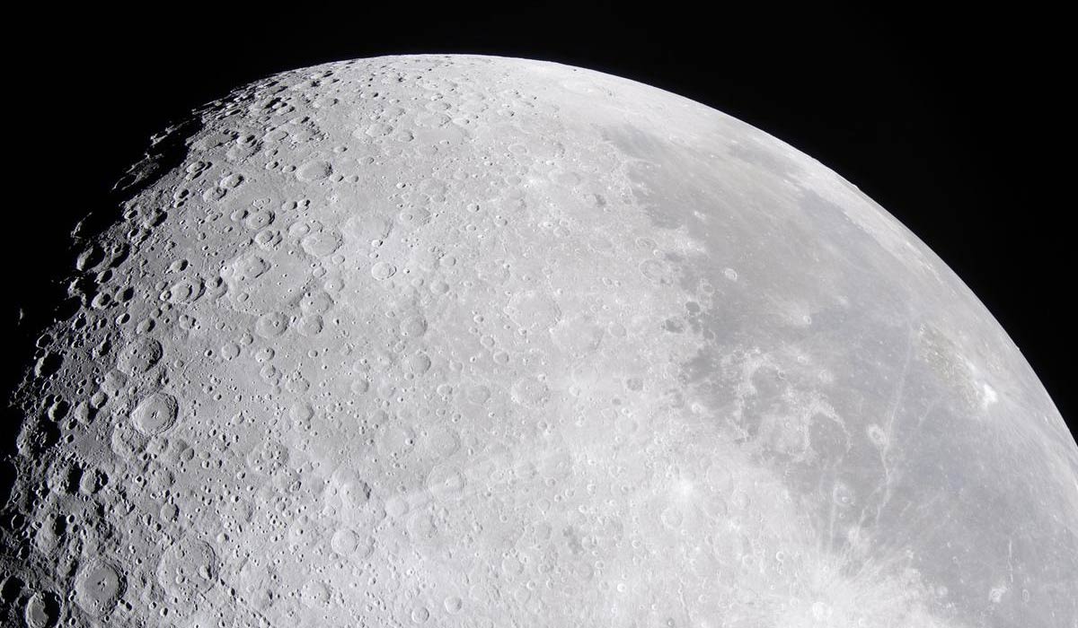 Фото Луны с миссии Artemis-2