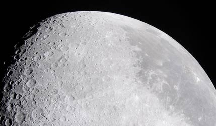 Фото Місяця з місії Artemis-2
