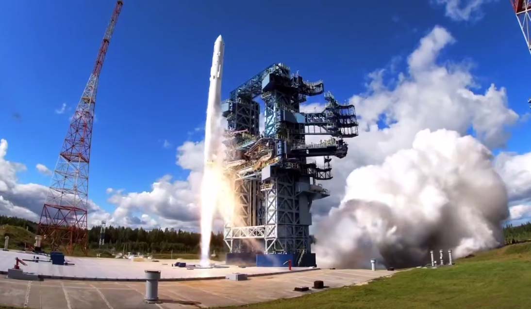 Легкая ракета-носитель Ангара-1.2 взлетает