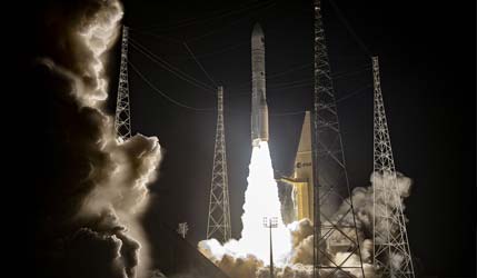 Ракета Ariane 62 с двумя боковыми ускорителями и спутниками FOC FM33-FM34 взлетает