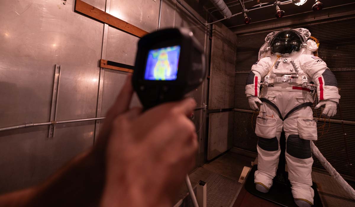 Axiom Space и KBR провели первое термовакуумное испытание нового лунного скафандра AxEMU