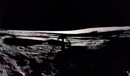 Тень посадочного аппарата Firefly Blue Ghost 1 на Луне