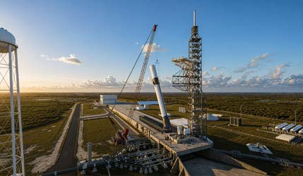 Ракета Blue Origin New Glenn буде вивезена на стартовий майданчик, а потім встановлена на місце за допомогою крана