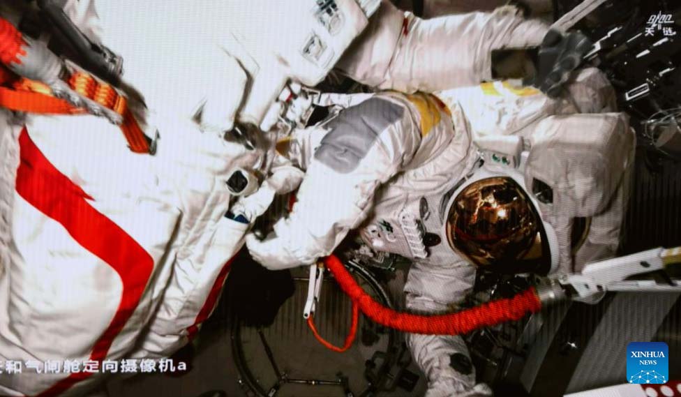 Вихід тайконавтів «Шеньчжоу-23» для ремонту сонячних панелей на «Тяньгуні»