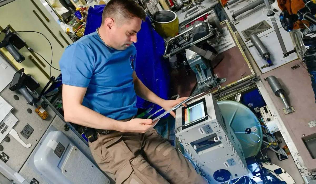 Космонавт Андрій Федяєв проводить експеримент «Ураган»