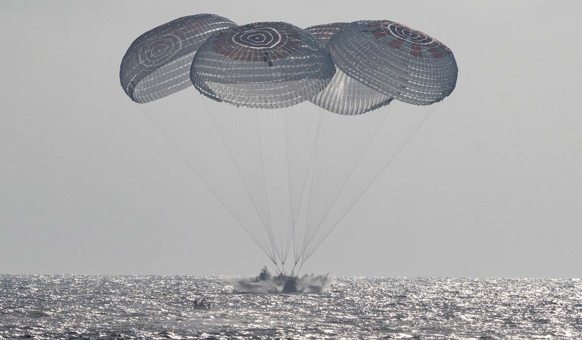 Приводнення корабля Dragon з екіпажем місії Crew-12