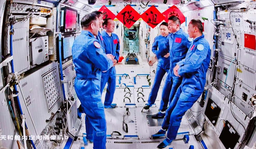 Екіпажі Шеньчжоу-21 та Шеньчжоу-23 на станції Тяньгун