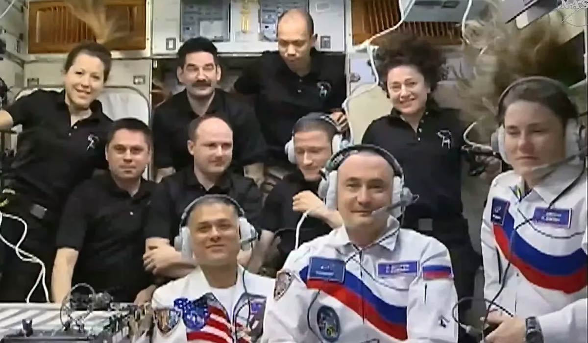 Астронавты и космонавты в космосе сейчас
