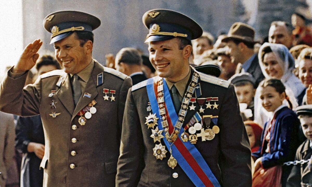 Космонавты Павел Попович и Юрий Гагарин