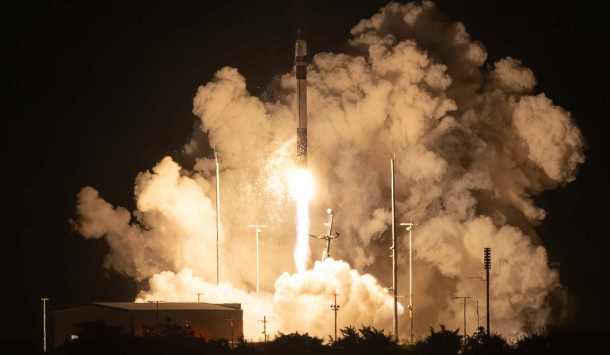 Ракета Rocket Lab Electron Bubbles з місією злітає з випробувального центру на острові Уоллопс