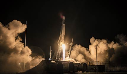 ракета Rocket Lab Electron взлетает со стартовой площадки в Новой Зеландии
