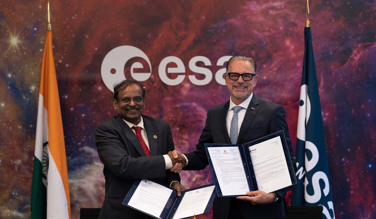 Доктор В. Нараянан (ISRO) и Йозеф Ашбахер (ESA)