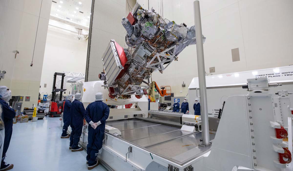 Космический аппарат NASA Europa Clipper распаковывается во Флориде