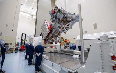 Космический аппарат NASA Europa Clipper распаковывается во Флориде