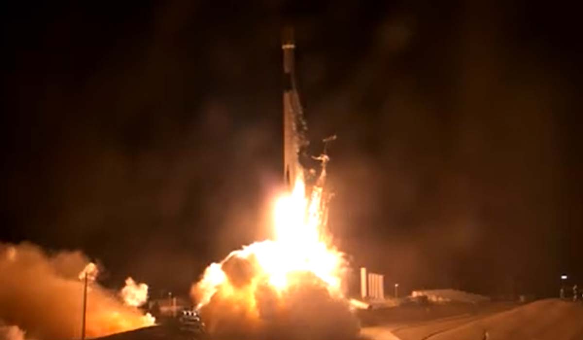 Запуск ракеты Falcon 9 Block 5 с группой спутников Starlink