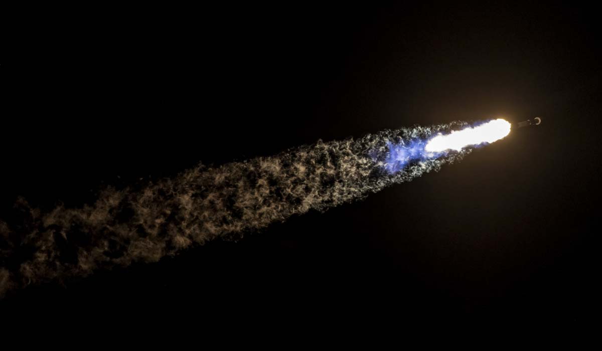 Запуск ракеты Falcon 9 Block 5 с группой спутников Starlink