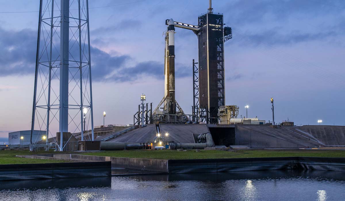 Ракета Falcon 9 с космическим кораблем Сrew Dragon