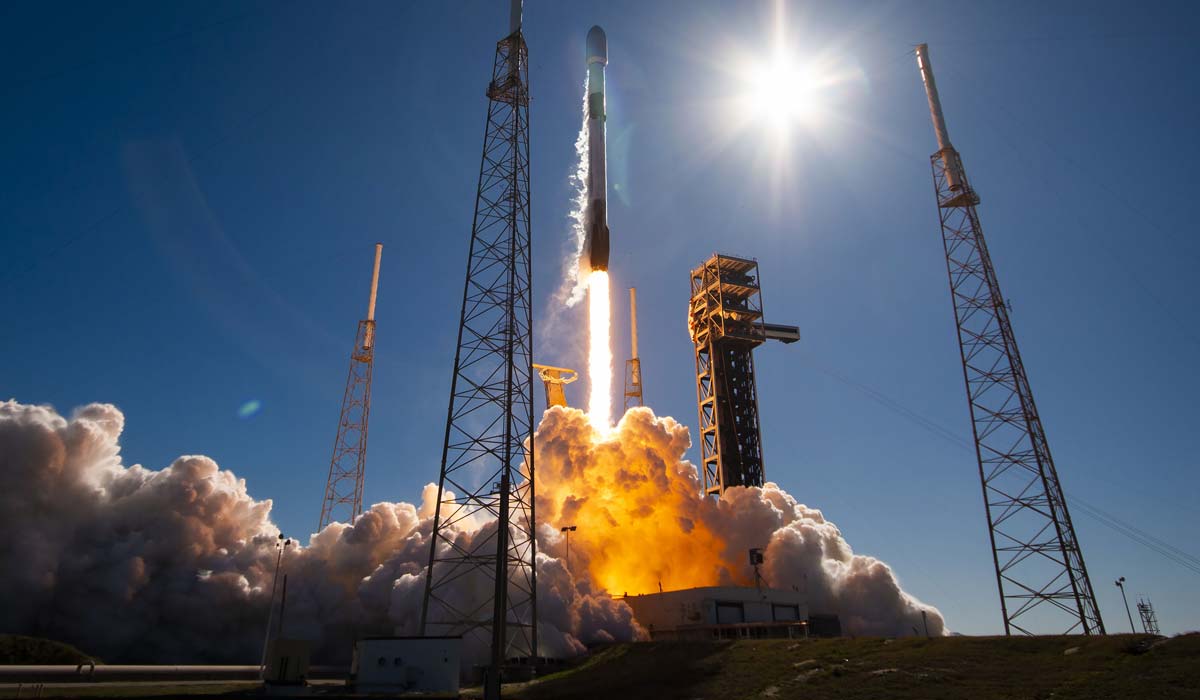 Запуск ракеты Falcon 9 Block 5 с группой спутников Starlink Group 7-14