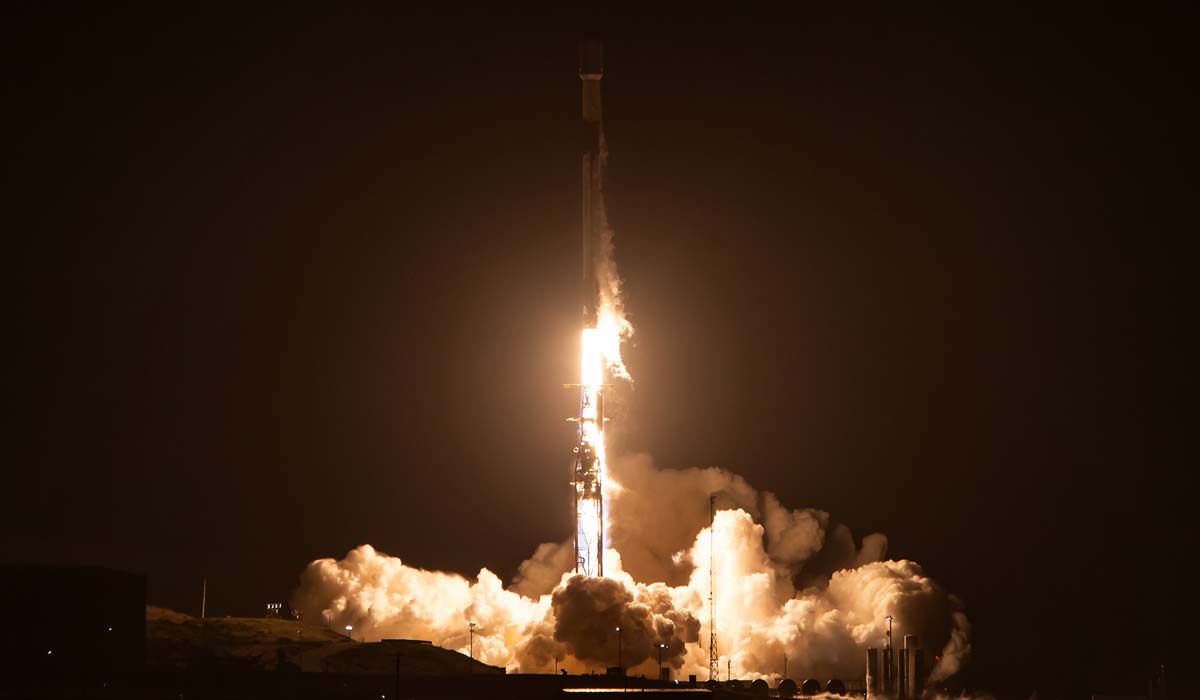 Запуск ракеты Falcon 9 Block 5 с группой спутников Starlink