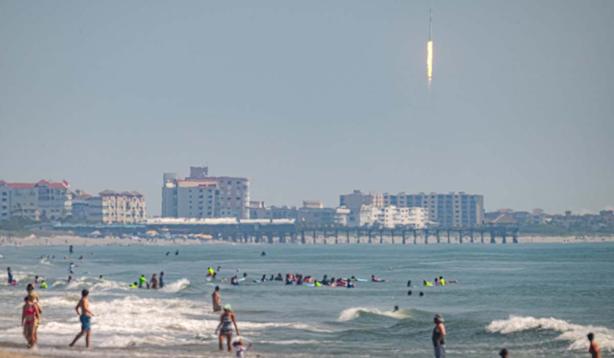 Запуск ракеты Falcon 9 Block 5 с группой спутников Starlink