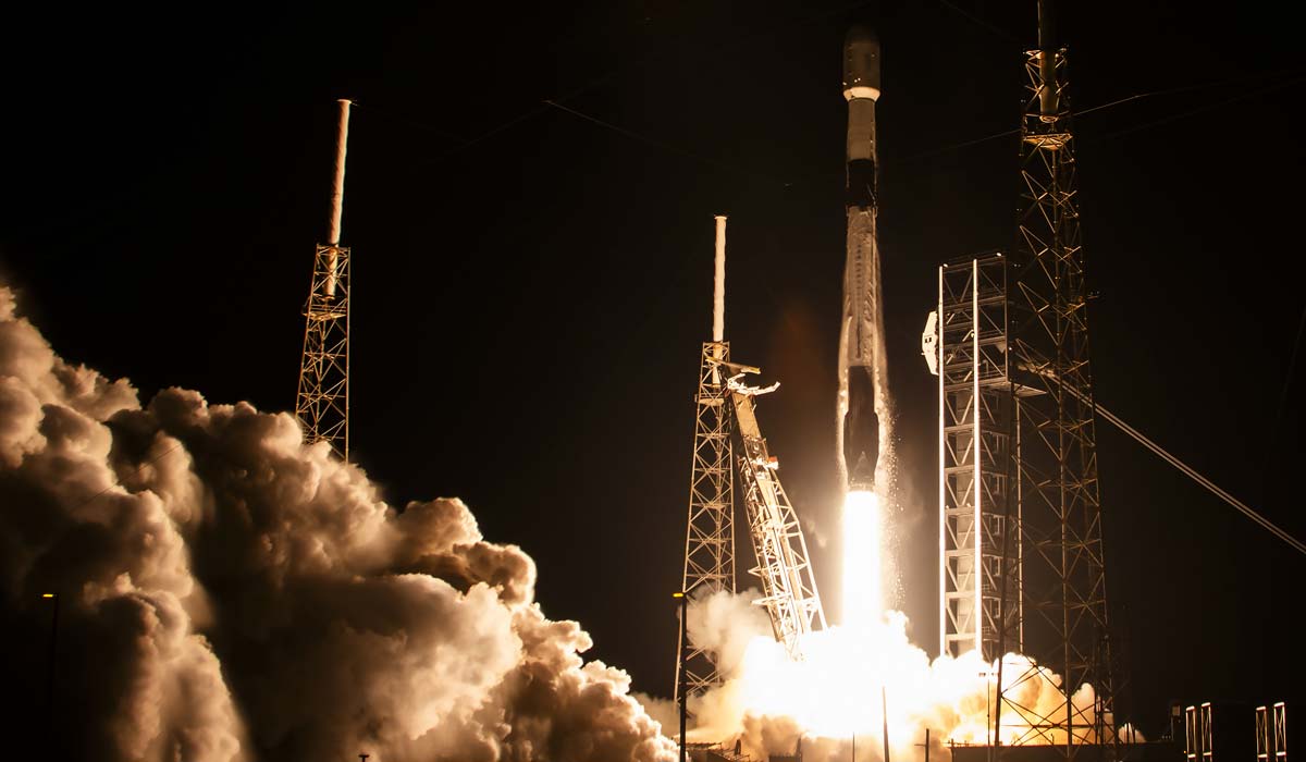 Запуск ракеты Falcon 9 Block 5 с группой спутников Starlink