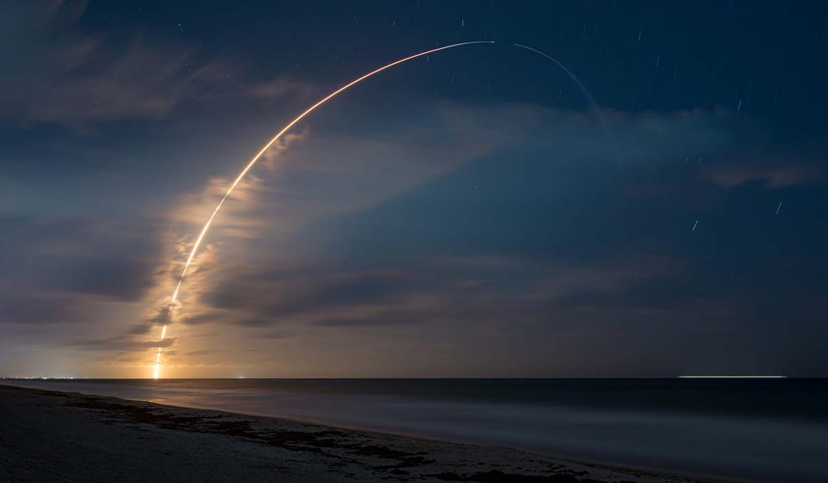 Запуск ракеты Falcon 9 Block 5 с группой спутников Starlink