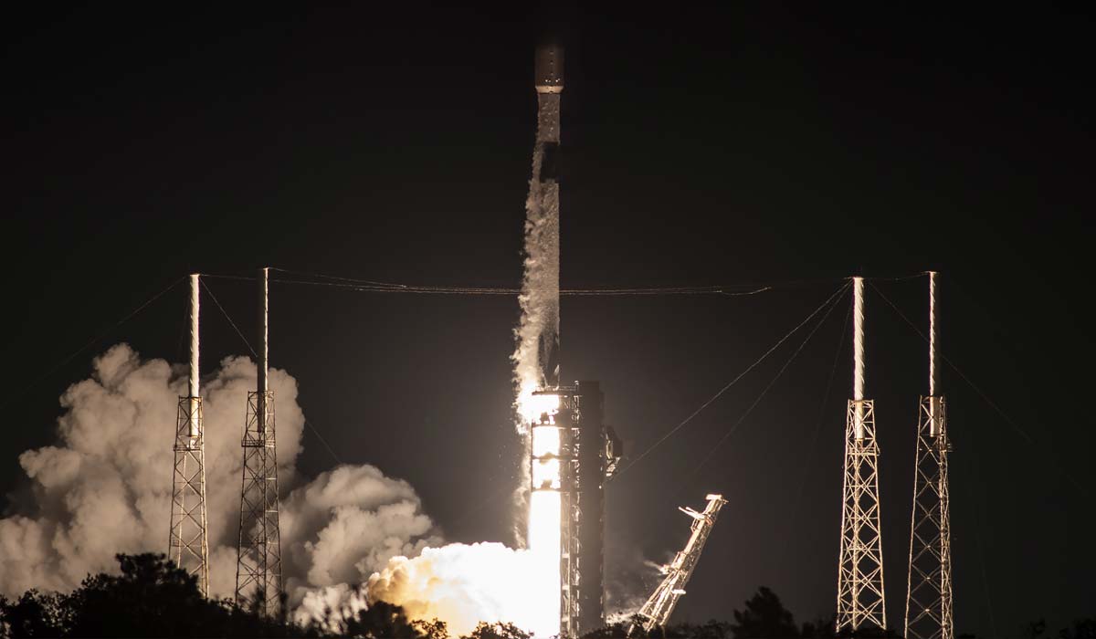 Запуск ракеты Falcon 9 Block 5 с группой спутников Starlink Group 10-1