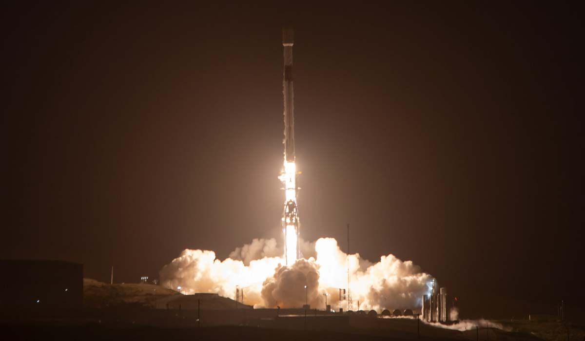 Запуск ракеты Falcon 9 Block 5 с группой спутников Starlink