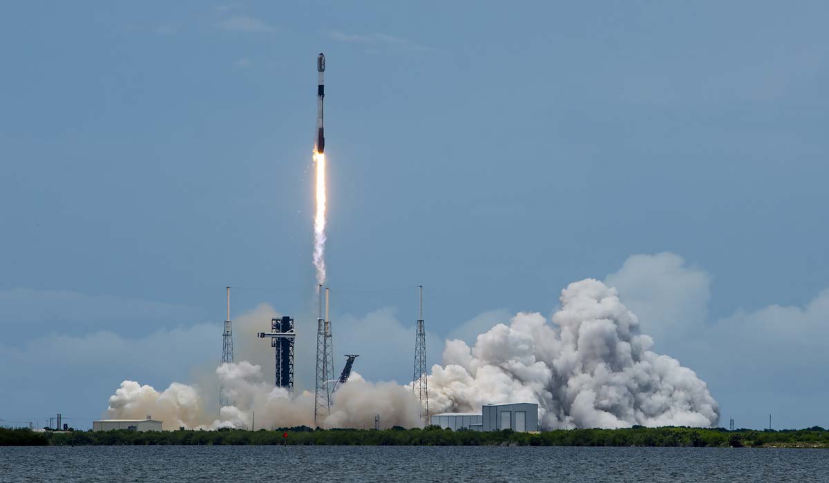 Запуск ракеты Falcon 9 Block 5 с группой спутников Starlink