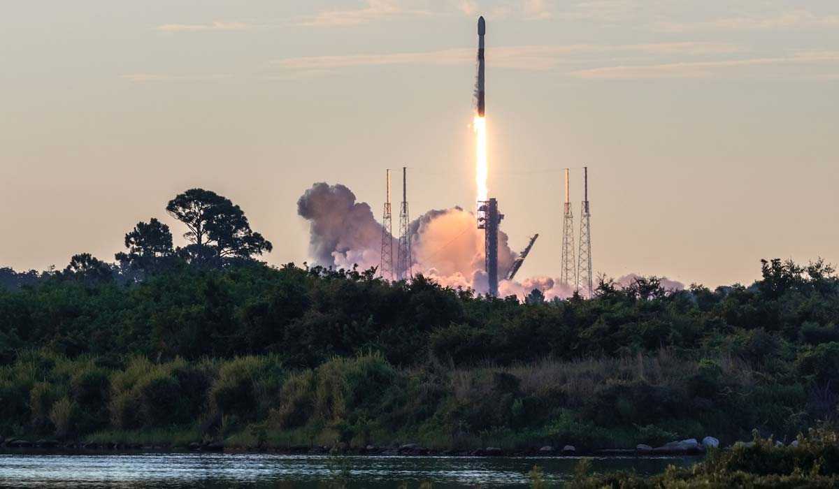 Запуск ракеты Falcon 9 Block 5 с группой спутников Starlink