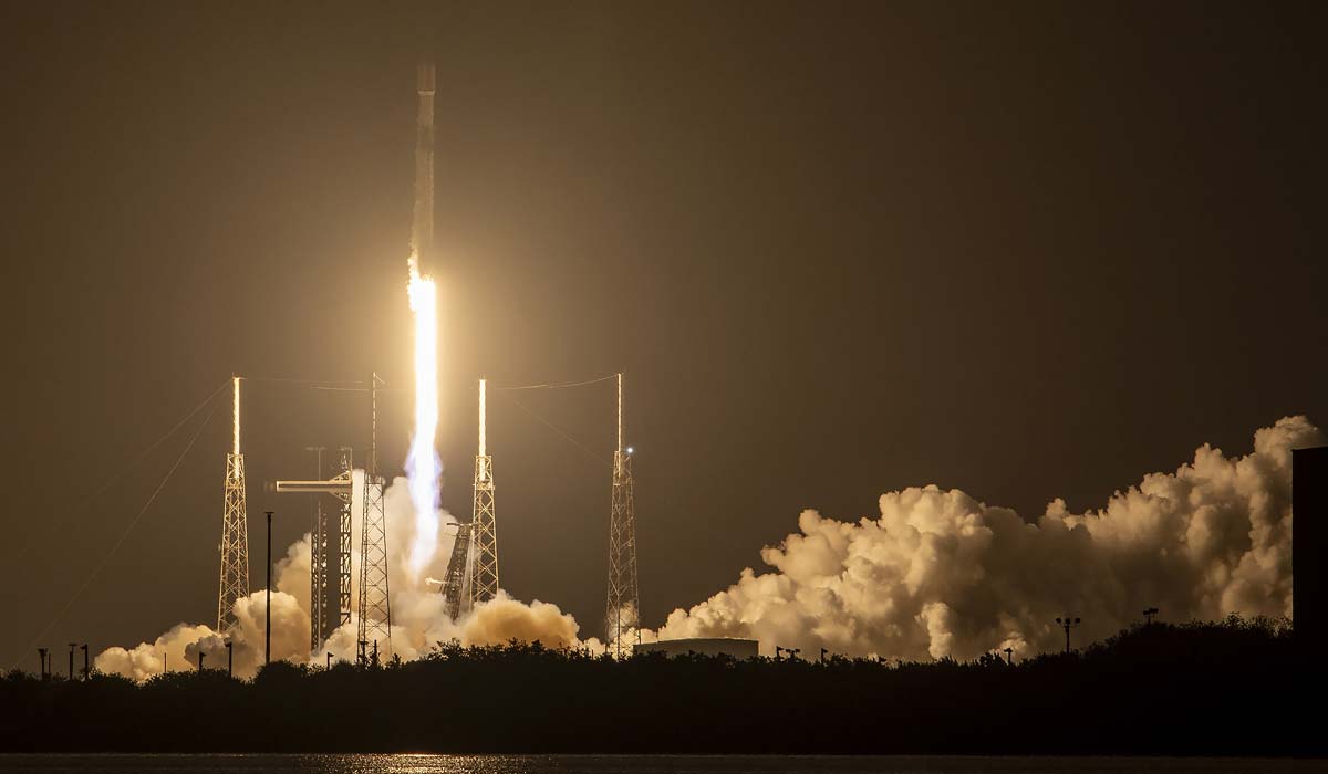 Запуск ракеты Falcon 9 Block 5 с группой спутников Starlink