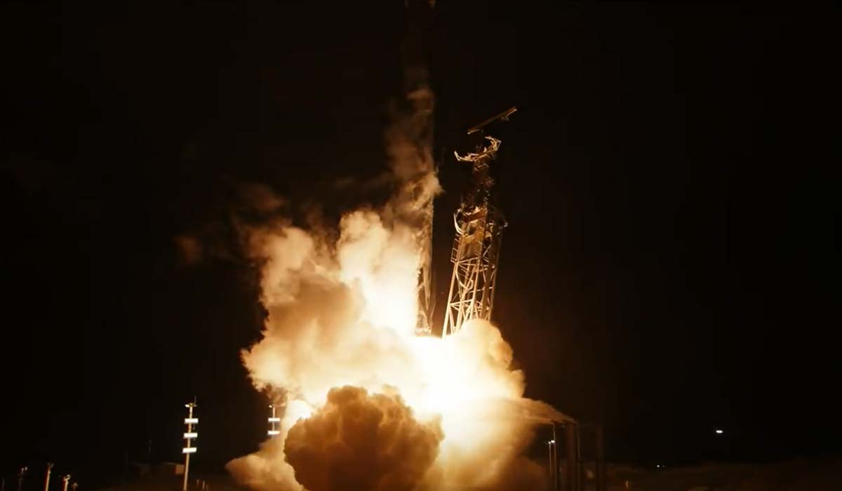 Запуск ракеты Falcon 9 Block 5 с группой спутников Starlink Group 9-4