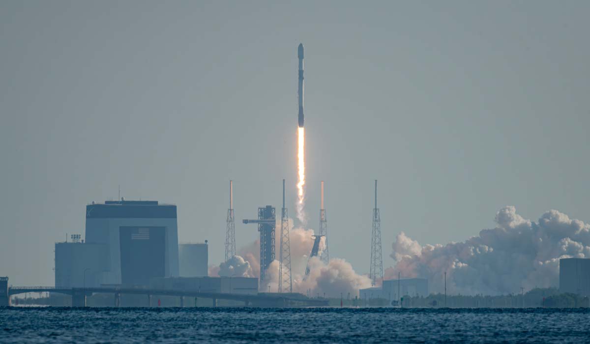 Запуск ракеты Falcon 9 Block 5 с группой спутников Starlink