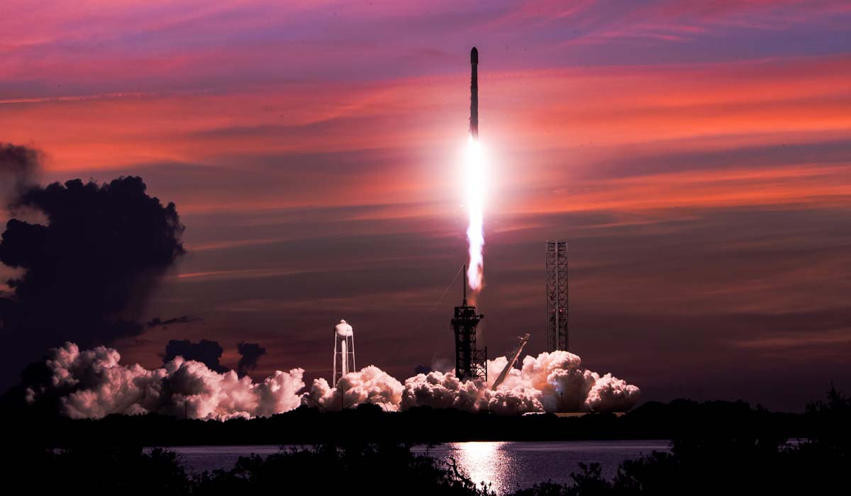 Запуск ракеты Falcon 9 Block 5 с группой спутников Starlink Group 10-7