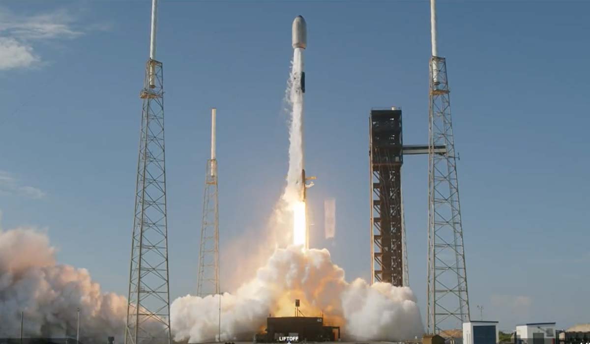 Запуск ракеты Falcon 9 Block 5 с группой спутников Starlink Group 10-5