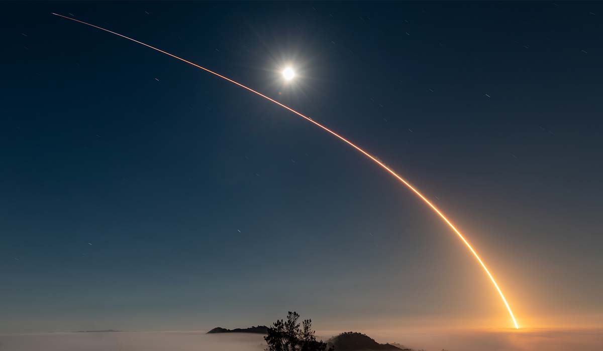 Запуск ракеты Falcon 9 Block 5 с группой спутников Starlink