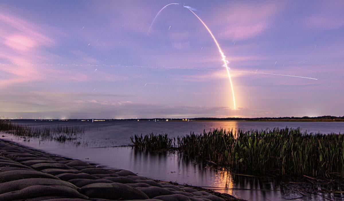 Запуск ракеты Falcon 9 Block 5 с группой спутников Starlink