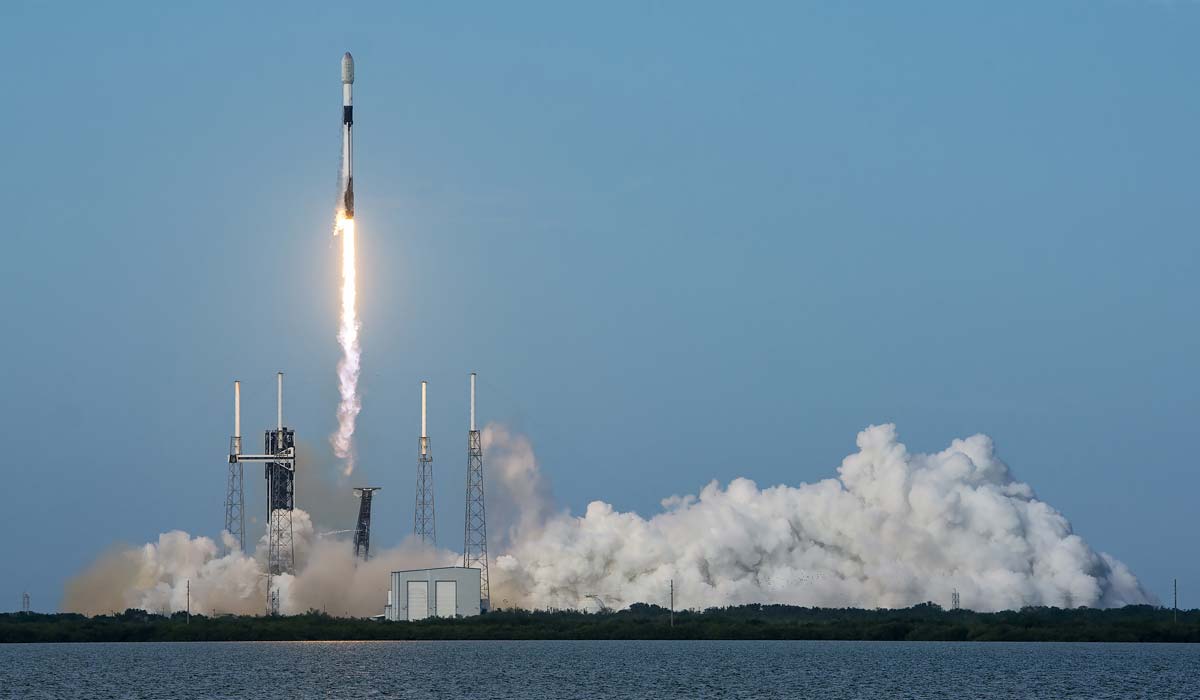 Запуск ракеты Falcon 9 Block 5 с группой спутников Starlink Group 6-77