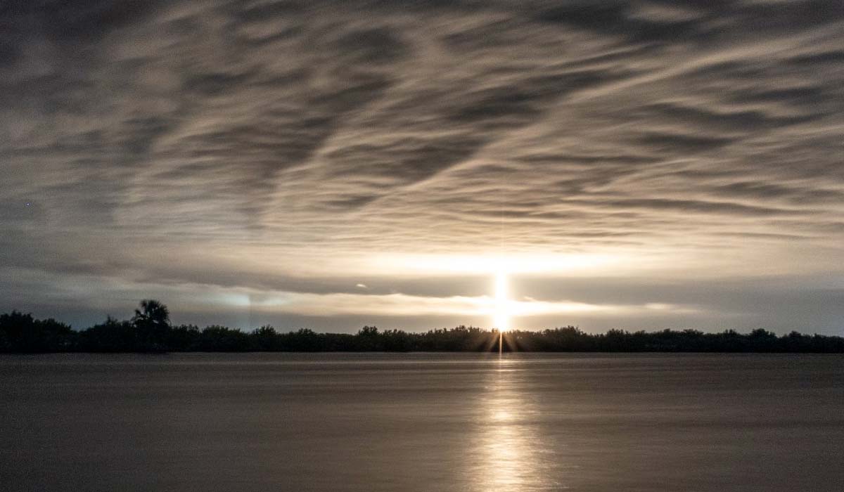 Запуск ракеты Falcon 9 Block 5 с группой спутников Starlink Group 6-65